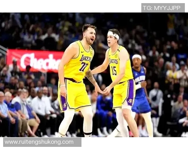 伟来快船与湖人激战正酣NBA赛季焦点对决引发球迷热议 伟来快船与湖人激战正酣NBA赛季焦点对决引发球迷热议