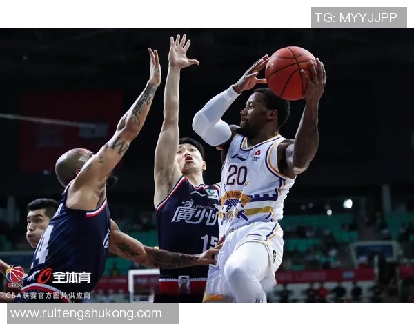 广州男篮对决北控男篮激战正酣双方争夺季后赛名额全力以赴